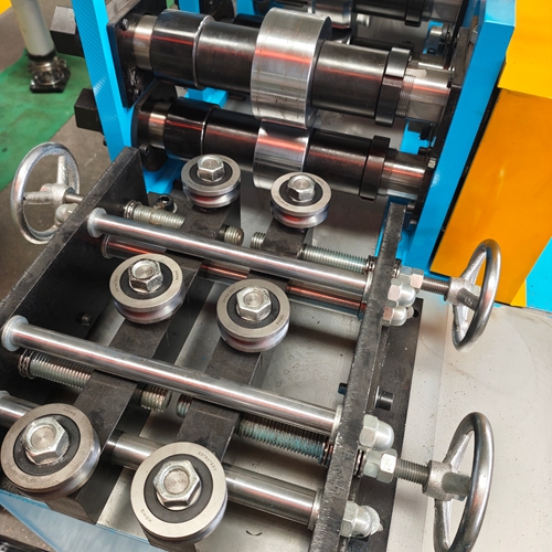 Feeding leveling device for solar channel roll former