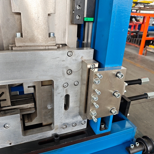 Hydraulic cutting mold for C & Z steel purlins