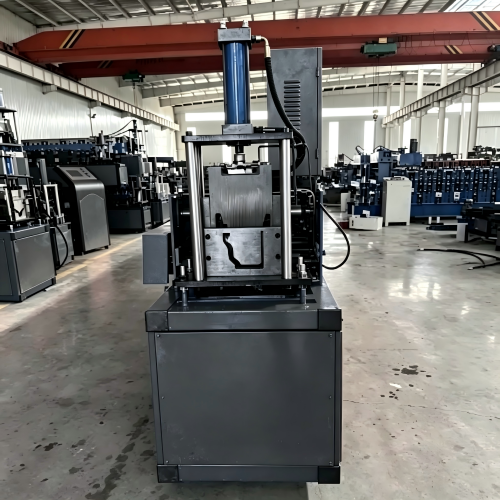 Hydraulic cutting head of gutter roll former